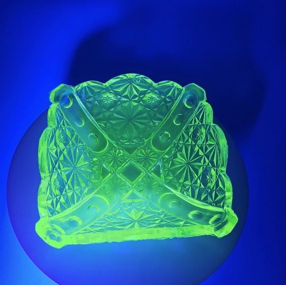 Vintage EAPG Vaseline Glass Daisy And Cross Pattern Trinket Dish Glows - Picture 8 of 8